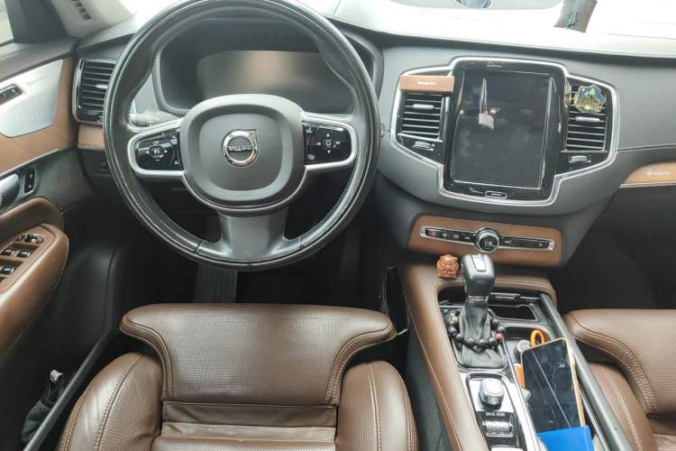Used Volvo XC90 2018 T6 Prestige 7-Seater Center Console