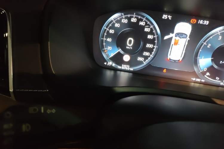 Used Volvo XC90 2018 T6 Prestige 7-Seater Odometer Close Up