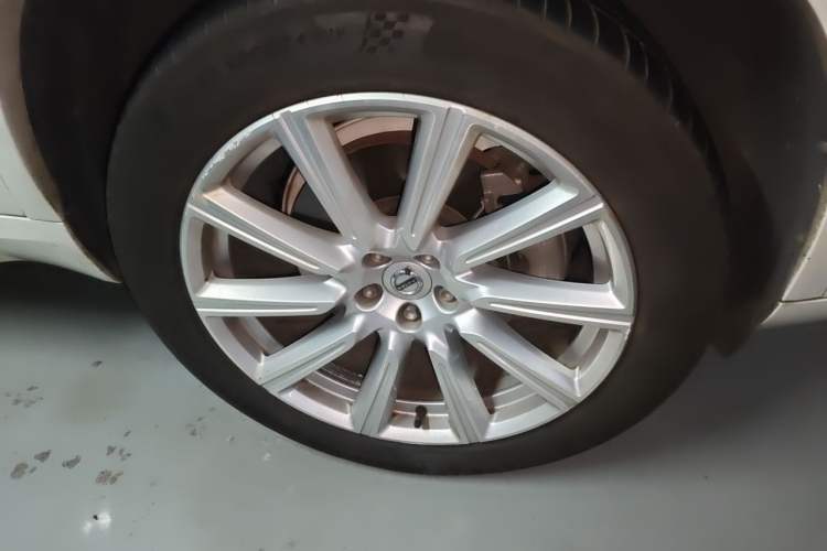 Used Volvo XC90 2018 T6 Prestige 7-Seater Right Front Wheel Hub