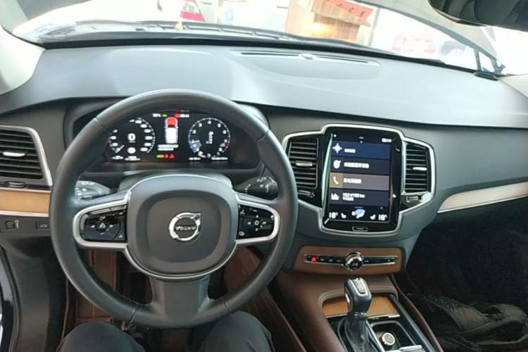 Used Volvo XC90 2019 T6 Zhiyi Edition 7-Seater China VI Standard Center Console