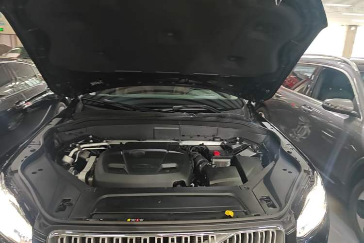 Used Volvo XC90 2019 T6 Zhiyi Edition 7-Seater China VI Standard Engine Bay