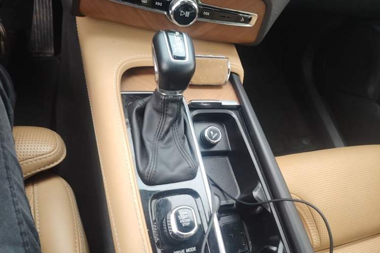 Used Volvo XC90 2019 T6 Prestige 7-Seater China VI Standard Gear Lever