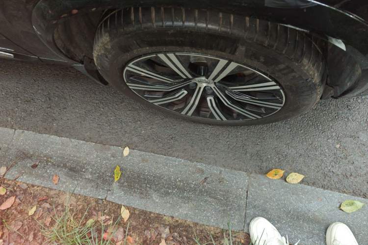 Used Volvo XC90 2019 T6 Zhiya Edition 7-Seater China VI Standard Right Front Wheel Hub