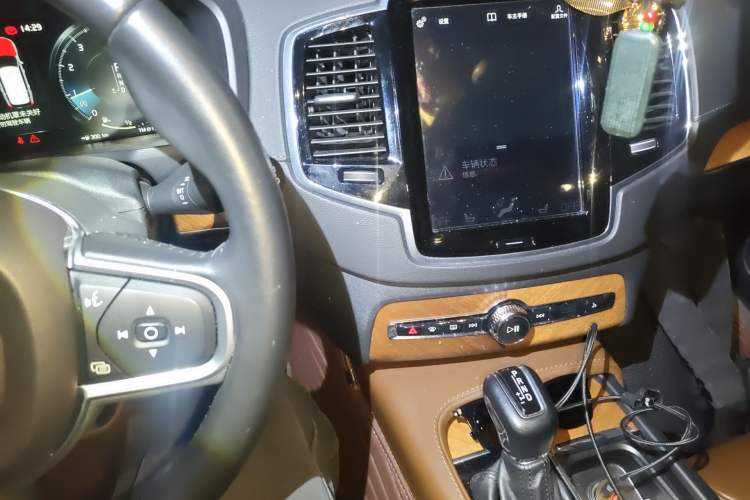Used Volvo XC90 2019 T6 Zhiya Edition 7-Seater China VI Standard Audio And AC Panel