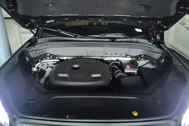 Used Volvo XC90 2019 T6 Prestige 7-Seater China VI Standard Engine Bay