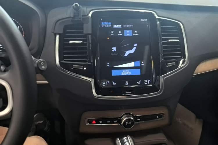 Used Volvo XC90 2019 T6 Zhiyi Edition 7-Seater China VI Standard Audio And AC Panel