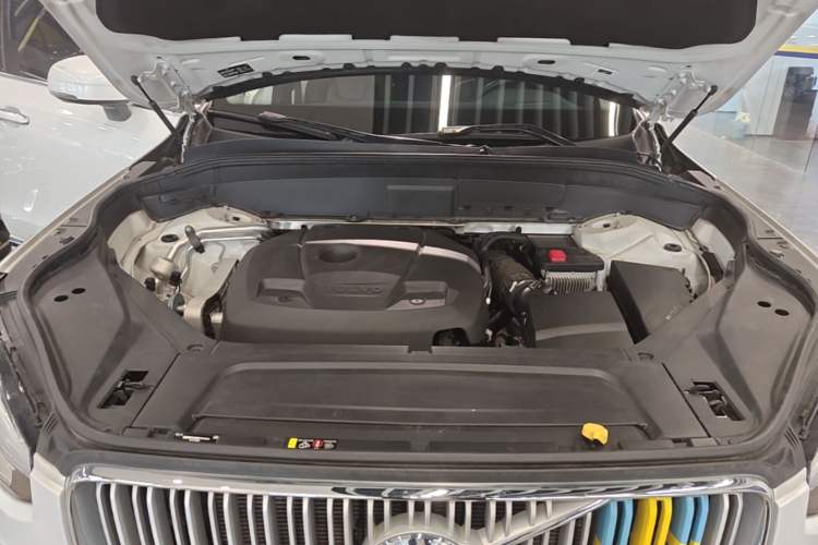Used Volvo XC90 2019 T6 Zhiyi Edition 7-Seater China VI Standard Engine Bay