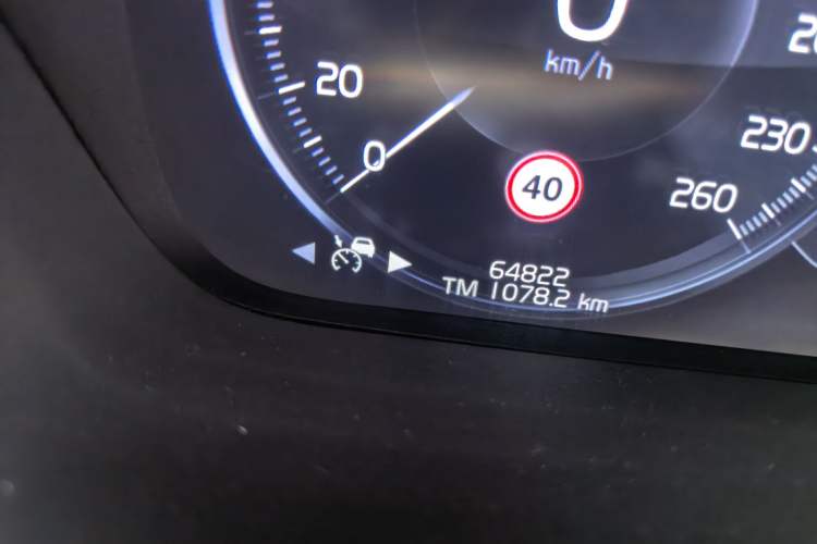 Used Volvo XC90 2020 T5 SmartDrive Luxury 7-Seater Odometer Close Up