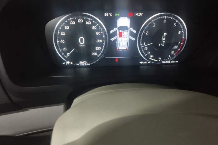 Used Volvo XC90 2020 T5 SmartDrive Luxury 7-Seater Odometer Close Up