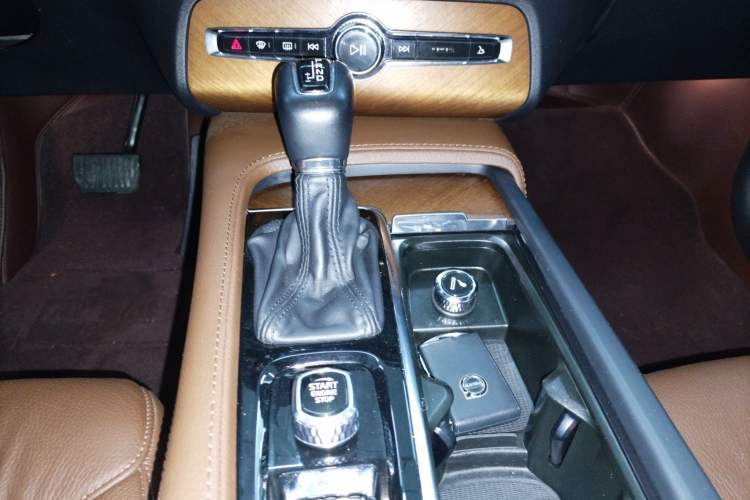 Used Volvo XC90 2020 Facelifted T6 Zhiyi Luxury 7-Seater Gear Lever