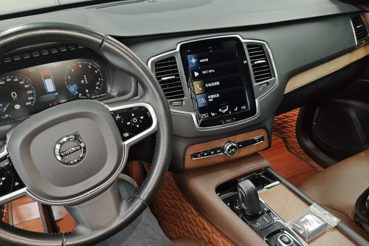 Used Volvo XC90 2021 B5 SmartDrive Luxury Edition 5-seater Center Console