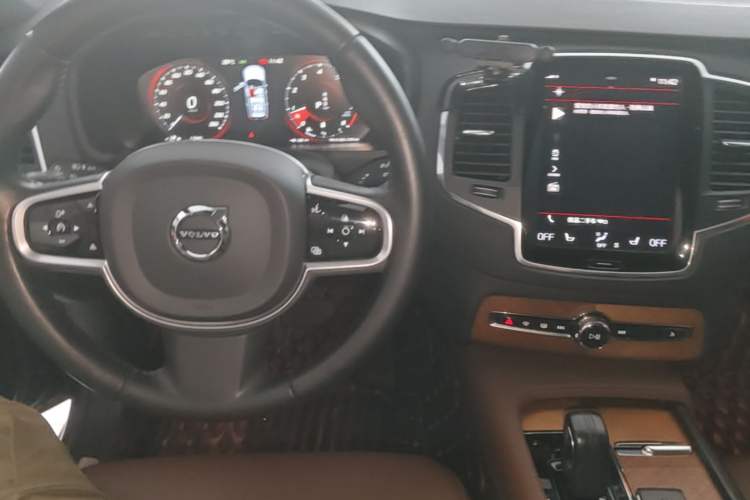 Used Volvo XC90 2021 B5 SmartDrive Luxury Edition 7 Seats Center Console
