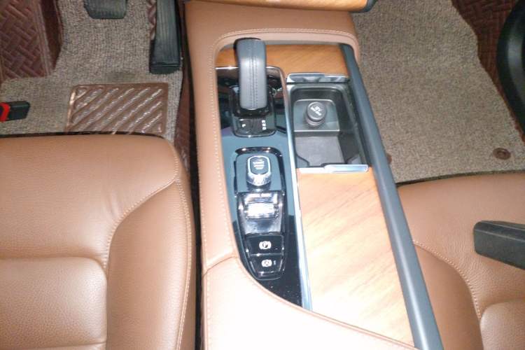Used Volvo XC90 2021 B5 SmartDrive Luxury Edition 5-seater Gear Lever