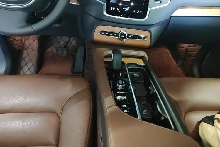 Used Volvo XC90 2021 B5 SmartDrive Luxury Edition 5-seater Gear Lever