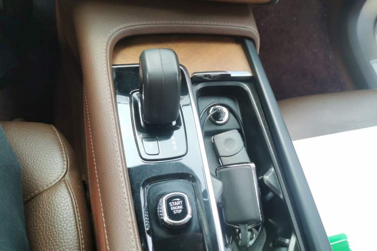 Used Volvo XC90 2021 B5 SmartDrive Luxury Edition 5-seater Gear Lever