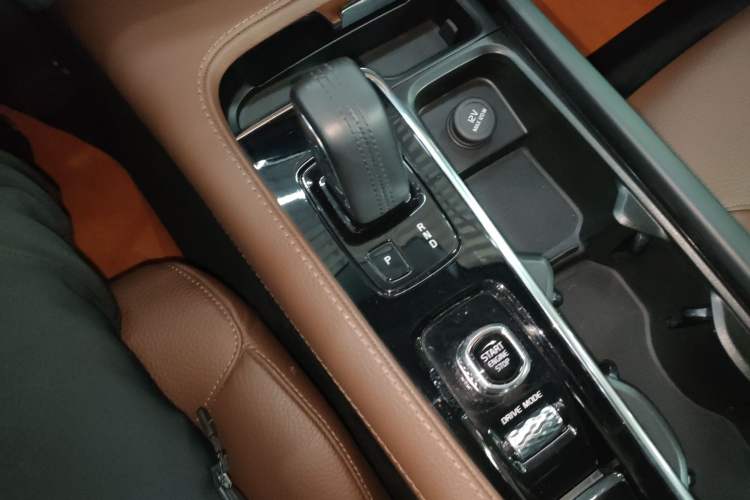 Used Volvo XC90 2021 B5 SmartDrive Luxury Edition 5-seater Gear Lever