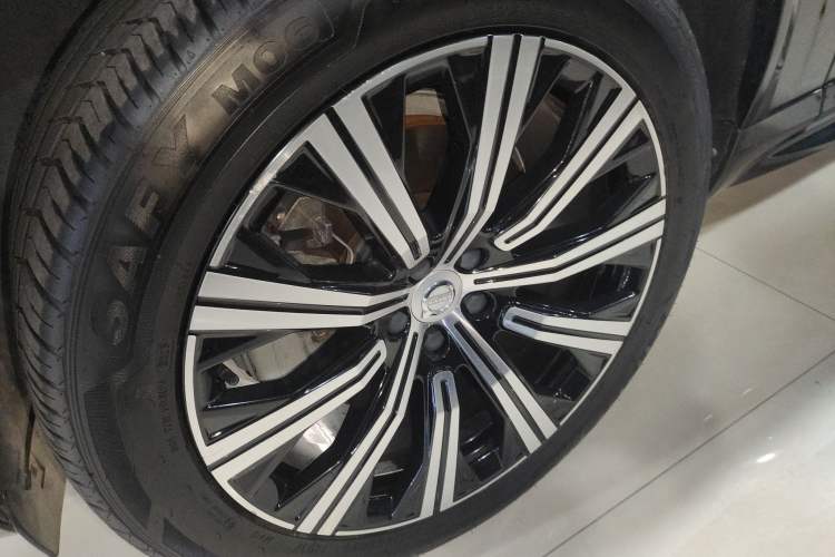 Used Volvo XC90 2021 B5 SmartDrive Luxury Edition 5-seater Left Front Wheel Hub