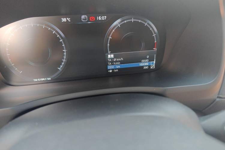 Used Volvo XC90 2021 B6 Luxury Smart Edition 7-Seater Odometer Close Up
