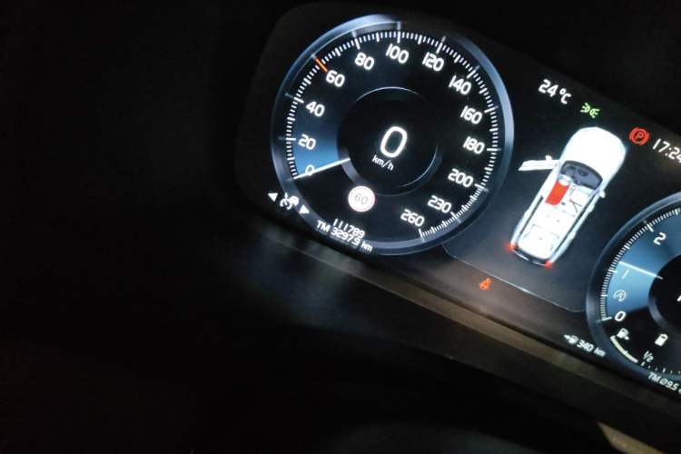 Used Volvo XC90 2021 B5 SmartDrive Luxury Edition 7 Seats Odometer Close Up