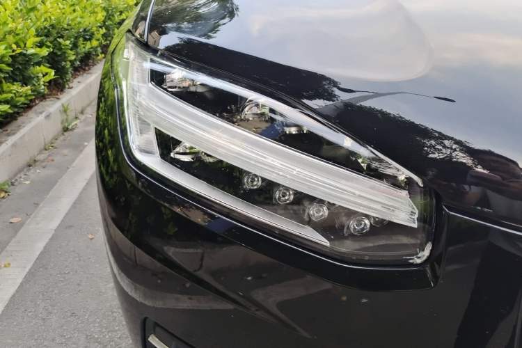 Used Volvo XC90 2021 B5 SmartDrive Luxury Edition 5-seater Right Front Headlight