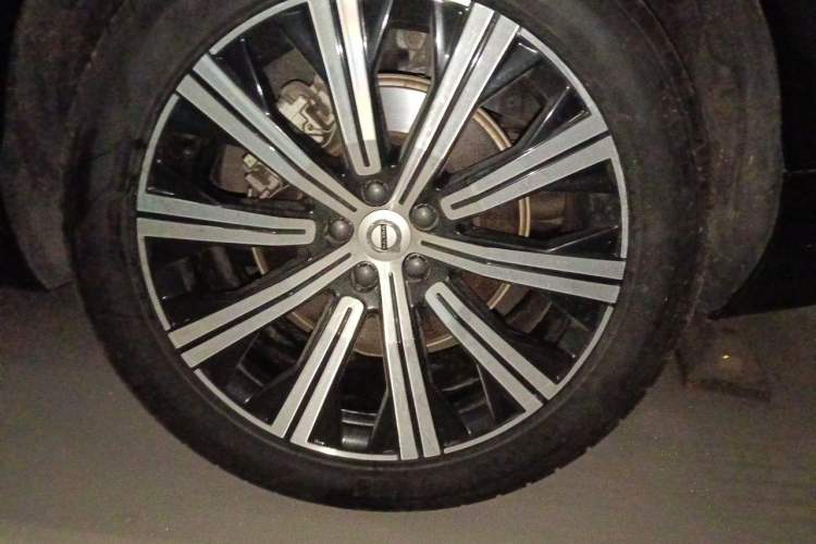 Used Volvo XC90 2021 B6 Luxury Smart Edition 7-Seater Right Front Wheel Hub