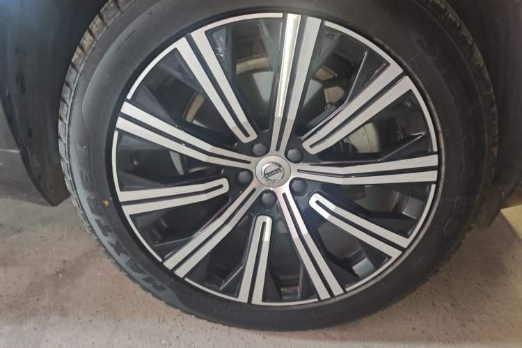 Used Volvo XC90 2021 B5 SmartDrive Luxury Edition 5-seater Right Front Wheel Hub