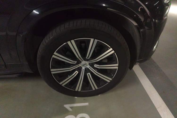 Used Volvo XC90 2021 B6 Luxury Smart Edition 7-Seater Right Front Wheel Hub