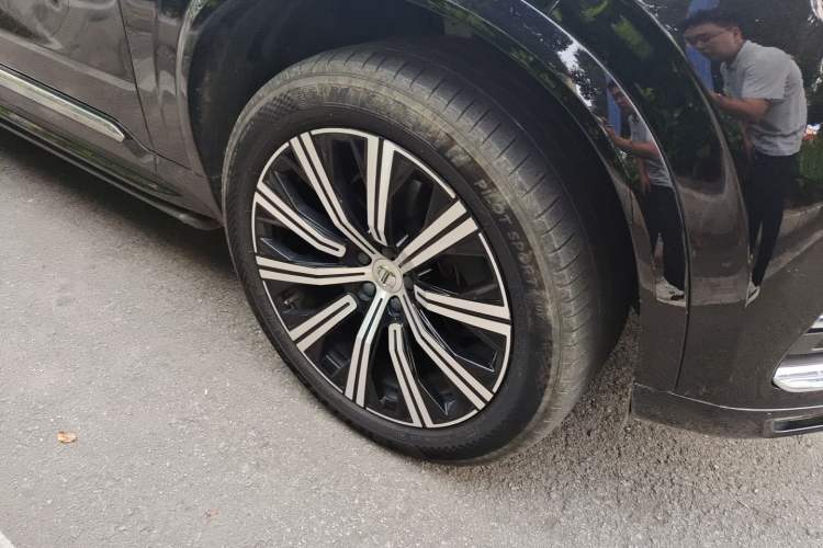 Used Volvo XC90 2021 B5 SmartDrive Luxury Edition 5-seater Right Front Wheel Hub