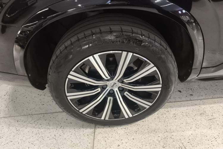 Used Volvo XC90 2021 B5 SmartDrive Luxury Edition 5-seater Right Rear Wheel Hub