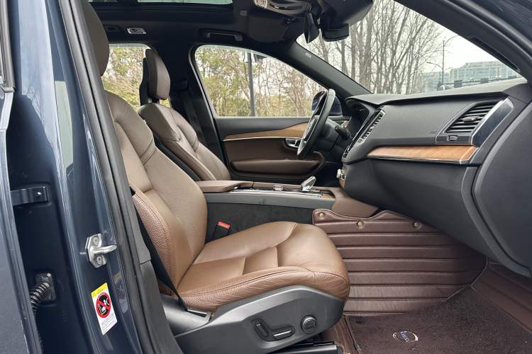 Used Volvo XC90 2021 B5 SmartDrive Luxury Edition 7 Seats Interior 4