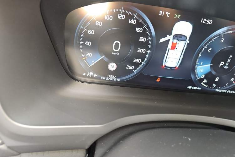 Used Volvo XC90 2021 B6 Luxury Smart Edition 7-Seater Odometer Close Up