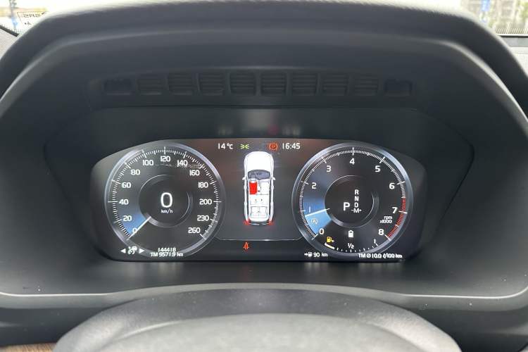 Used Volvo XC90 2021 B5 SmartDrive Luxury Edition 7 Seats Odometer Close Up