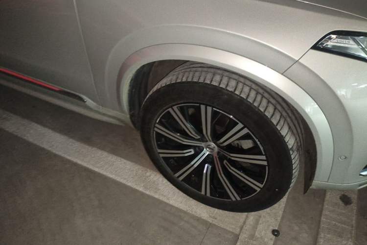 Used Volvo XC90 2021 B6 Luxury Smart Edition 7-Seater Right Front Wheel Hub