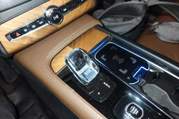Used Volvo XC90 2021 B5 SmartDrive Luxury Edition 5-seater Gear Lever