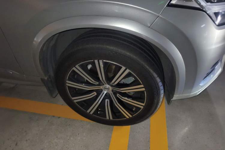 Used Volvo XC90 2021 B5 SmartDrive Luxury Edition 5-seater Right Front Wheel Hub