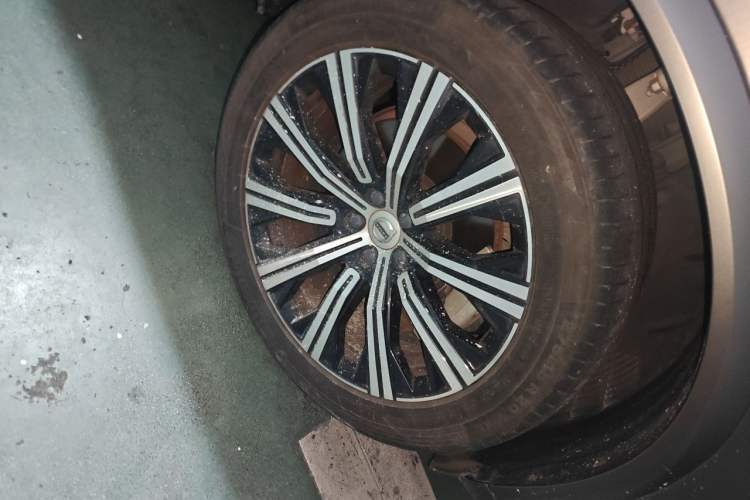 Used Volvo XC90 2021 B6 Luxury Smart Edition 7-Seater Right Front Wheel Hub