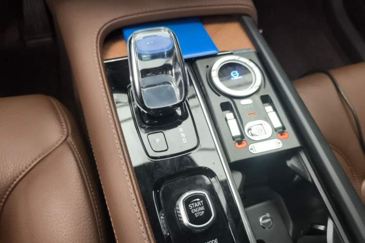 Used Volvo XC90 2021 B5 SmartDrive Luxury Edition 5-seater Gear Lever