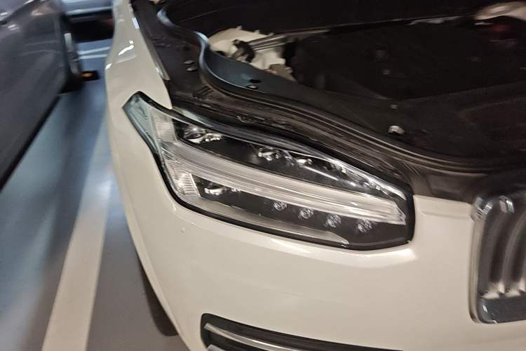 Used Volvo XC90 2021 B5 SmartDrive Luxury Edition 7 Seats Right Front Headlight