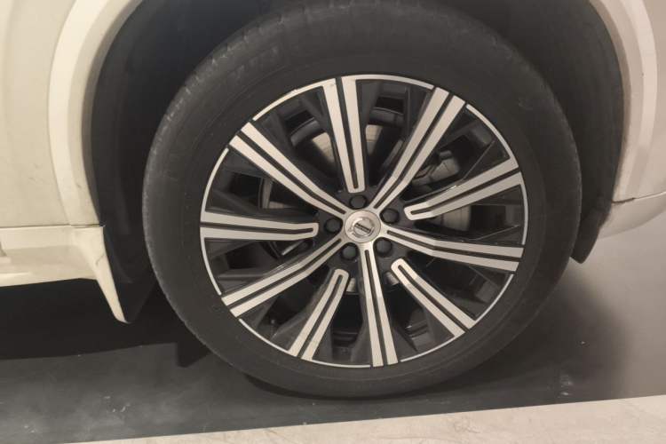 Used Volvo XC90 2021 B5 SmartDrive Luxury Edition 5-seater Right Front Wheel Hub