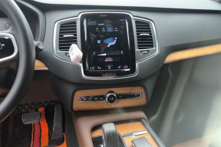 Used Volvo XC90 2022 B5 Smart Drive Luxury Edition 5 Seats Audio And AC Panel