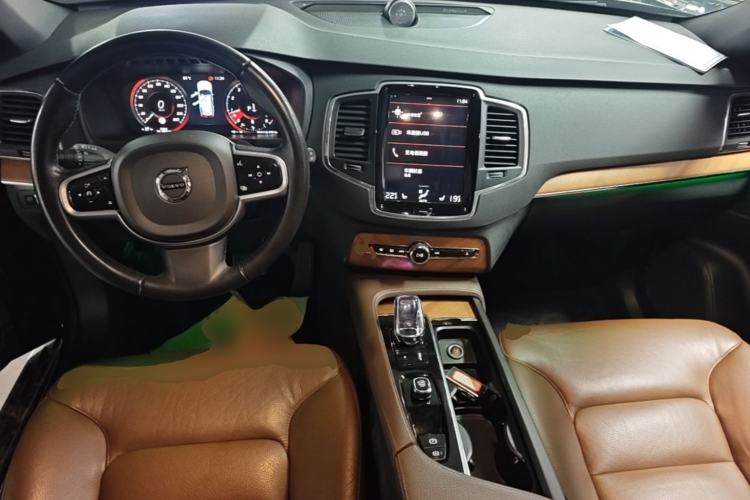 Used Volvo XC90 2022 B5 SmartDrive Luxury Edition 7 Seats Center Console