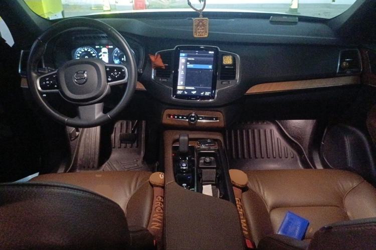 Used Volvo XC90 2022 B5 SmartDrive Luxury Edition 7 Seats Center Console