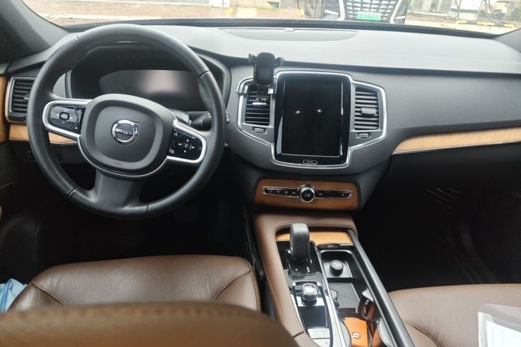 Used Volvo XC90 2022 B5 Smart Drive Luxury Edition 5 Seats Center Console