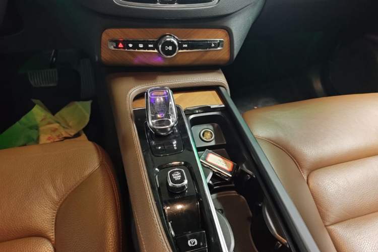 Used Volvo XC90 2022 B5 SmartDrive Luxury Edition 7 Seats Gear Lever