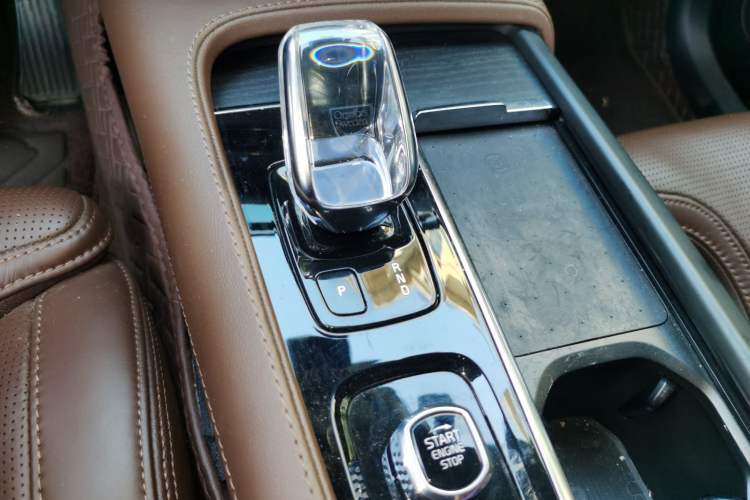 Used Volvo XC90 2022 B6 Zhiya Luxury 7-Seater Gear Lever