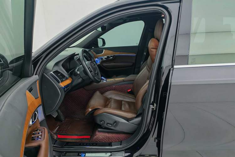 Used Volvo XC90 2022 B5 SmartDrive Luxury Edition 7 Seats Interior 2