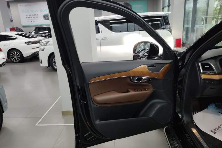 Used Volvo XC90 2022 B5 SmartDrive Luxury Edition 7 Seats Left Front Door Interior
