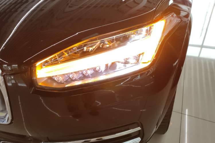 Used Volvo XC90 2022 B5 SmartDrive Luxury Edition 7 Seats Left Front Headlight