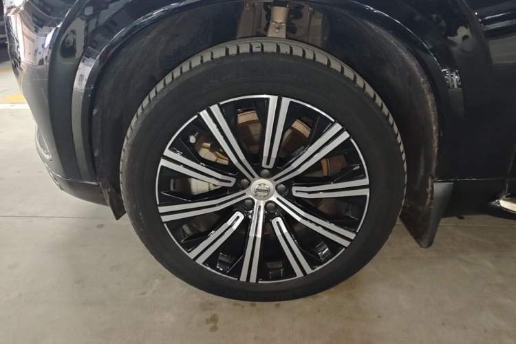 Used Volvo XC90 2022 B5 SmartDrive Luxury Edition 7 Seats Left Front Wheel Hub