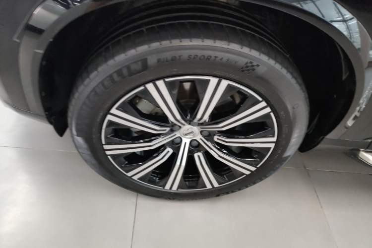 Used Volvo XC90 2022 B5 SmartDrive Luxury Edition 7 Seats Left Front Wheel Hub